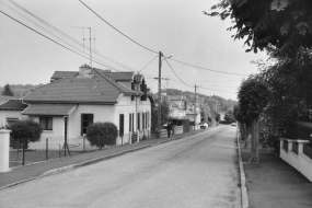 Vue d'ensemble de la rue de Flandre en 1989. SRI. Inventaire topographique du canton de Beaucourt (1981-1982). © Région Bourgogne-Franche-Comté, Inventaire du patrimoine