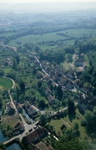 Vue aérienne du château et du Bourg-Dessus. © Région Bourgogne-Franche-Comté, Inventaire du patrimoine