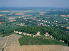 Vue aérienne du château fort et du village en arrière-plan. © Région Bourgogne-Franche-Comté, Inventaire du patrimoine