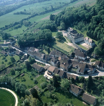 Vue aérienne du château et du Bourg-Dessus. © Région Bourgogne-Franche-Comté, Inventaire du patrimoine