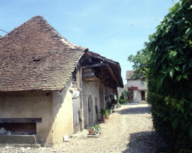 Façade antérieure en 1990 : vue de trois-quarts gauche. © Région Bourgogne-Franche-Comté, Inventaire du patrimoine