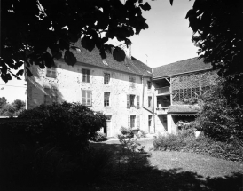 Façade postérieure avec dépendances, de trois quarts gauche. © Région Bourgogne-Franche-Comté, Inventaire du patrimoine