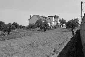 Vue éloignée depuis le jardin. © Région Bourgogne-Franche-Comté, Inventaire du patrimoine