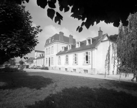 Façade antérieure : vue d'ensemble, de trois quarts droit. © Région Bourgogne-Franche-Comté, Inventaire du patrimoine