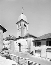 Façade ouest et clocher, vus de trois quarts droit. © Région Bourgogne-Franche-Comté, Inventaire du patrimoine