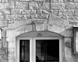 Détail de l'arc de la porte d'entrée. © Région Bourgogne-Franche-Comté, Inventaire du patrimoine