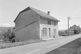 Vue de trois quarts de la façade antérieure et de la face gauche. © Région Bourgogne-Franche-Comté, Inventaire du patrimoine