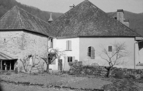 Les communs de trois quarts gauche. © Région Bourgogne-Franche-Comté, Inventaire du patrimoine