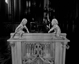 Statuettes de la deuxième jouée basse : hommes luttant avec une massue. © Région Bourgogne-Franche-Comté, Inventaire du patrimoine