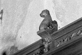 Vue de la troisième statuette : chien, vu de trois quarts droit. © Région Bourgogne-Franche-Comté, Inventaire du patrimoine