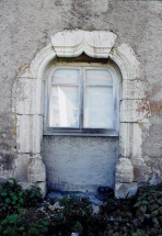 Ouverture avec accolade et moulurations sur la façade postérieure. © Région Bourgogne-Franche-Comté, Inventaire du patrimoine