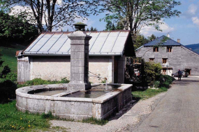 Vue générale de la fontaine. © Région Bourgogne-Franche-Comté, Inventaire du patrimoine