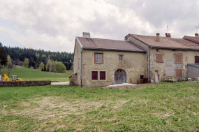 Vue éloignée de la façade postérieure. © Région Bourgogne-Franche-Comté, Inventaire du patrimoine
