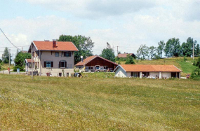 Vue éloignée de la fromagerie ancienne (au centre) et de la porcherie (à droite). © Région Bourgogne-Franche-Comté, Inventaire du patrimoine