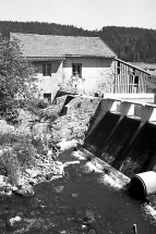 Vue du barrage et de la façade le long de l'Orbe. © Région Bourgogne-Franche-Comté, Inventaire du patrimoine