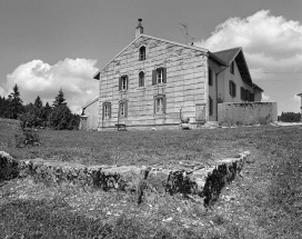 Façade antérieure et face gauche vues de trois quarts. © Région Bourgogne-Franche-Comté, Inventaire du patrimoine