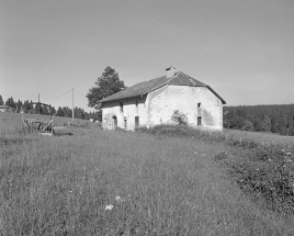 Façade antérieure et face droite vues de trois quarts. © Région Bourgogne-Franche-Comté, Inventaire du patrimoine