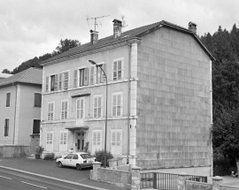 Façade antérieure et face droite vues de trois quarts. © Région Bourgogne-Franche-Comté, Inventaire du patrimoine