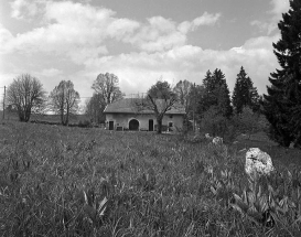 Vue éloignée de la ferme dans le site. © Région Bourgogne-Franche-Comté, Inventaire du patrimoine