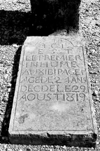 La pierre tombale, vue de face. © Région Bourgogne-Franche-Comté, Inventaire du patrimoine