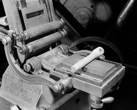 Détail : marbre, rouleaux encreurs et platine. Un élément de tire-bouchon est posé sur la platine. © Région Bourgogne-Franche-Comté, Inventaire du patrimoine