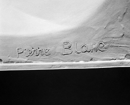 Signature du sculpteur Pierre Blanc. © Région Bourgogne-Franche-Comté, Inventaire du patrimoine