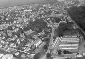Vue aérienne depuis le nord-ouest en 1982. © Région Bourgogne-Franche-Comté, Inventaire du patrimoine