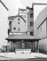 Fontaine-lavoir du quartier Mottet (entre les n° 71 et 73 rue de la République). © Région Bourgogne-Franche-Comté, Inventaire du patrimoine