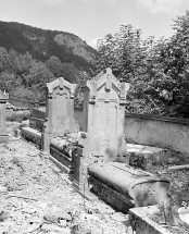 Vue d'ensemble des deux tombeaux. Le tombeau d'Aimé Chavin est au second plan. © Région Bourgogne-Franche-Comté, Inventaire du patrimoine