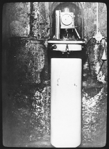 [Horloge à pression constante Leroy n° 1450, dans le sous-sol de la bibliothèque], entre 1932 et 1934. © Région Bourgogne-Franche-Comté, Inventaire du patrimoine