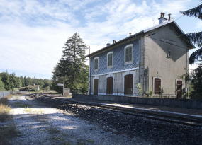 Façade postérieure du bâtiment des voyageurs (côté voie), de trois quarts droite. © Région Bourgogne-Franche-Comté, Inventaire du patrimoine
