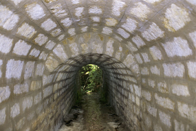 Voûte appareillée en rouleaux à ressauts, depuis l'amont. © Région Bourgogne-Franche-Comté, Inventaire du patrimoine