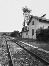 Façade postérieure (côté voie), de trois quarts droite (depuis le côté La Cluse). © Région Bourgogne-Franche-Comté, Inventaire du patrimoine