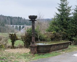 Vue d'ensemble depuis l'est, avec fontaine au premier plan (cadrage horizontal). © Région Bourgogne-Franche-Comté, Inventaire du patrimoine