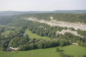 Vue aérienne de la voie et de la falaise, depuis le nord-est. © Région Bourgogne-Franche-Comté, Inventaire du patrimoine