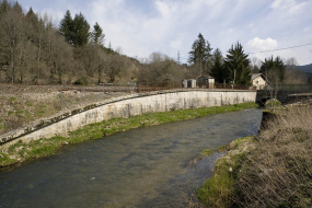 Passage à niveau n° 100 et mur de soutènement, depuis la rive droite de l'Ange à l'ouest. © Région Bourgogne-Franche-Comté, Inventaire du patrimoine