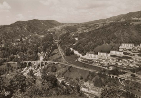 Morez (Jura). Les quatre viaducs et le nouveau quartier Villedieu [vue aérienne], 2e moitié 20e siècle. © Région Bourgogne-Franche-Comté, Inventaire du patrimoine