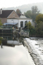 La centrale et le barrage depuis le pont. © Région Bourgogne-Franche-Comté, Inventaire du patrimoine