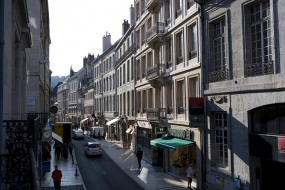 Vue d'ensemble de l'édifice dans l'alignement de la rue : de trois quarts droit. © Région Bourgogne-Franche-Comté, Inventaire du Patrimoine