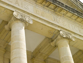 colonnes et plafond à caisson du péristyle © Région Bourgogne-Franche-Comté, Inventaire du patrimoine