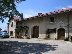 Façade antérieure vue de trois quarts. © Région Bourgogne-Franche-Comté, Inventaire du patrimoine