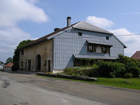 Façade antérieure et pignon sud-ouest vus de trois quarts. © Région Bourgogne-Franche-Comté, Inventaire du patrimoine