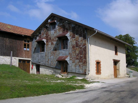 Façade antérieure et pignon nord-est vus de trois quarts. © Région Bourgogne-Franche-Comté, Inventaire du patrimoine