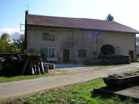 Façade antérieure et pignon nord vus de trois quarts. © Région Bourgogne-Franche-Comté, Inventaire du patrimoine