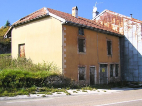 Façade antérieure et pignon est vues de trois quarts. © Région Bourgogne-Franche-Comté, Inventaire du patrimoine