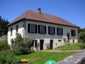 Vue de trois quarts sur façade antérieure. © Région Bourgogne-Franche-Comté, Inventaire du patrimoine