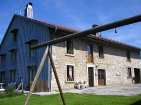 Façade antérieure et pignon sud-ouest vus de trois quarts. © Région Bourgogne-Franche-Comté, Inventaire du patrimoine