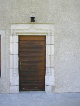 La porte et son linteau avec arc en accolade. © Région Bourgogne-Franche-Comté, Inventaire du patrimoine