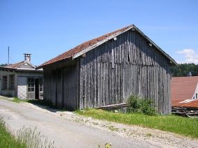 Façade postérieure de la remise (?) vue de trois quarts. © Région Bourgogne-Franche-Comté, Inventaire du patrimoine