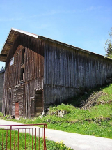 Pignon avec entrée et façade latérale vus de trois quarts. © Région Bourgogne-Franche-Comté, Inventaire du patrimoine